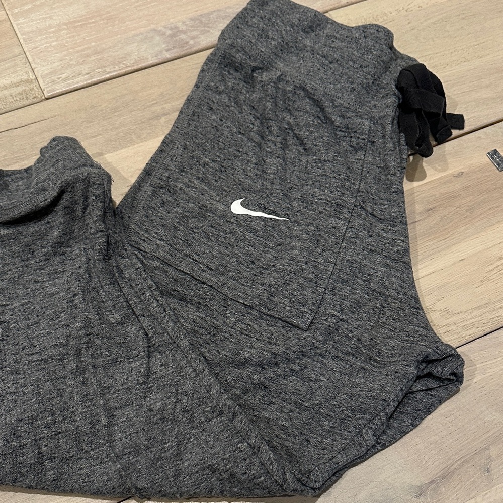Nike Women's Dark Gray Cropped Joggers with Logo Italy - Picture 9 of 9
